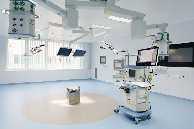 In den zehn neuen Operationssälen des Charité-Standortes Campus Benjamin Franklin in Steglitz findet die Klinik für Urologie ein neues Zuhause. Das Foto zeigt einen der modernisierten OPs mit aktueller medizinischer Informationstechnologie. Foto: Charité – Universitätsmedizin Berlin