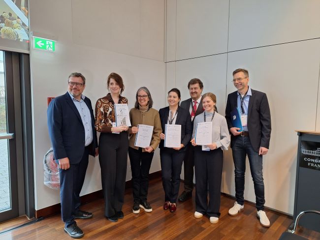 © Gewinnerin, zweite Person von links; Foto: Sabine Mack