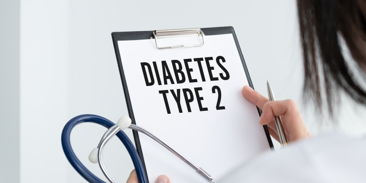 Symbolbild, Ärztin hält Klemmbrett mit dem Schriftzug "Diabetes Type 2"