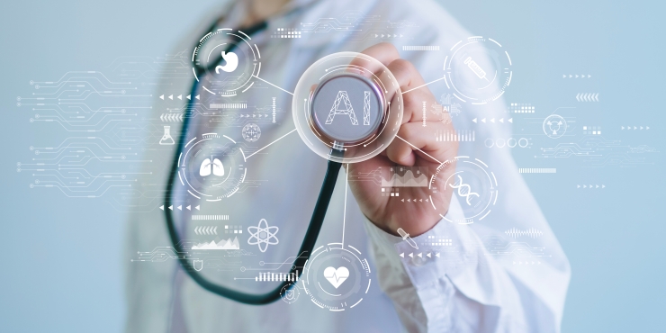Symbolbild, Arzt im Hintergrund hält Stethoskop an eine Symbolgrafik im Vordergrund mit AI-Schriftzug in der Mitte
