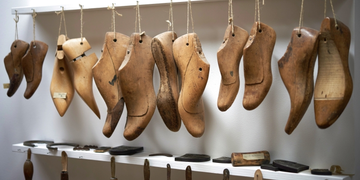 Symbolbild, Aufgereihte Leisten in der Schusterwerkstatt