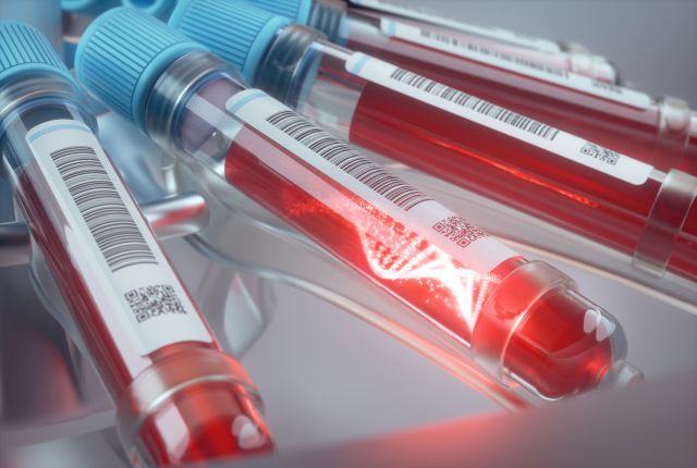 Blutprobenröhrchen mit Barcodes und visualisiertem DNA-Strang
