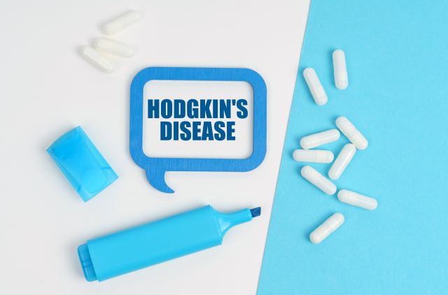 Hodgkin's Disease Text in blauer Sprechblase mit blauen und weißen Kapseln auf zweifarbigem Hintergrund