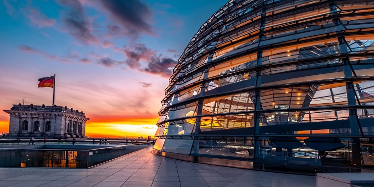 Symbolbild, Reichstag in Berlin im Sonnenuntergang