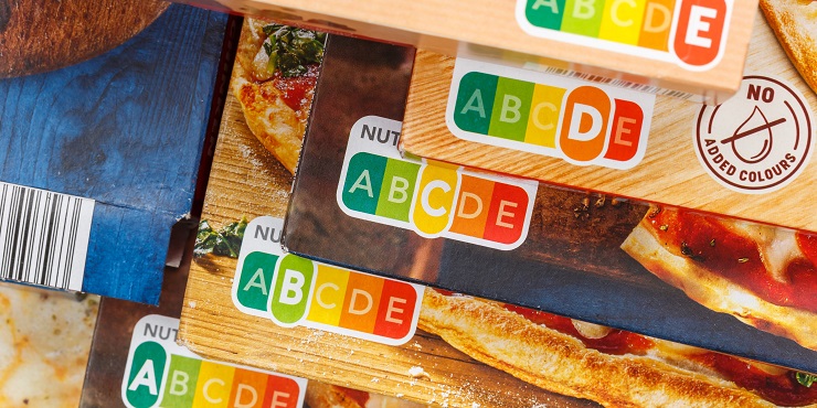 Symbolbild, verschiedene Lebensmittel-Kartons mit unterschiedlichen Nutriscores.