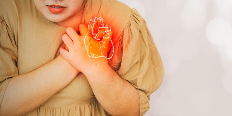 Symbolbild, adipöse Frau greift sich mit schmerzverzerrtem Gesicht ans Herz