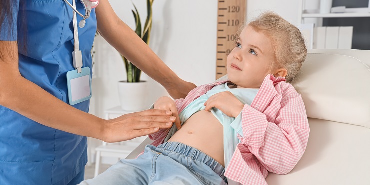 Mädchen mit Bauchschmerzen und Appendizitis bei der Kinderärztin