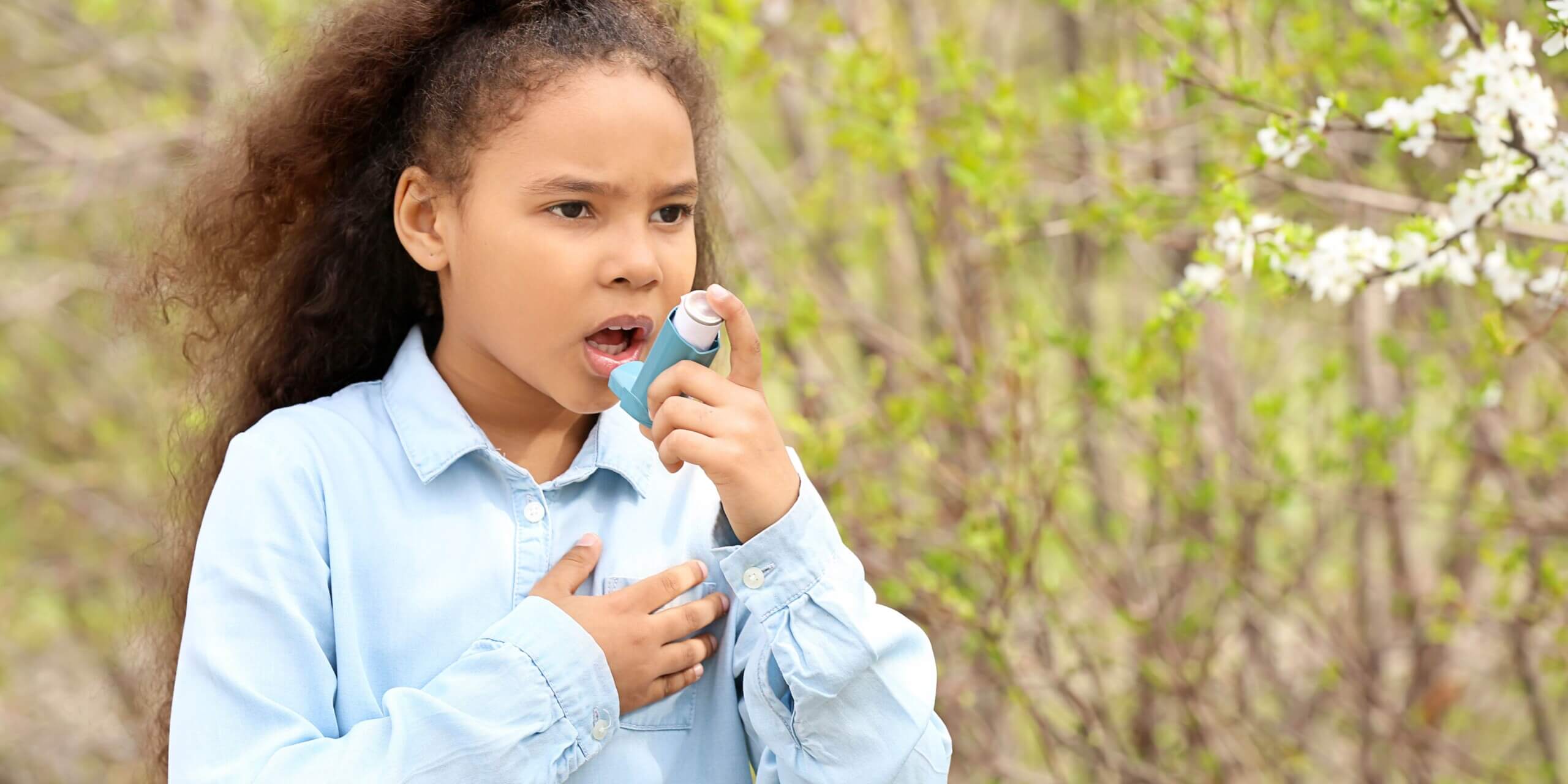 Mädchen mit Asthmaspray