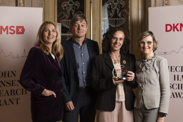 Der DKMS Mechtild Harf Wissenschaftspreis 2025 geht an Chiara Bonini: (v.l.n.r.) Elke Neujahr, Marcel van den Brink, Chiara Bonini, Katharina Fleischhauer © DKMS