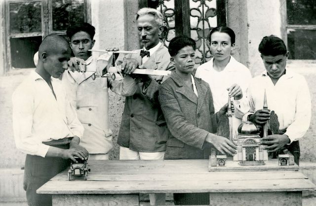 E. J. Christoffel mit blinden Schülern auf einem historischen Schwarzweißfoto