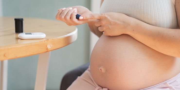 Schwangere Frau misst ihren Blutzucker