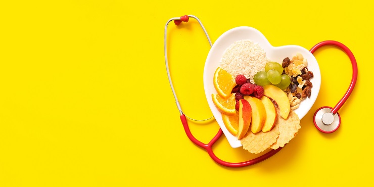 Stethoskop und Teller mit gesunden Lebensmitteln