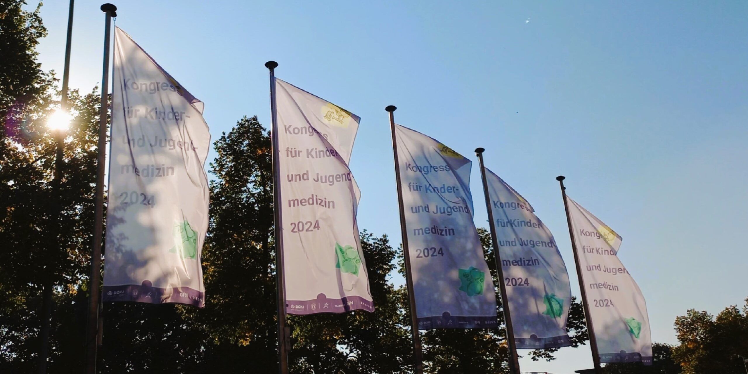 Fahnen vom Kongress für Kinder- und Jugendmedizin