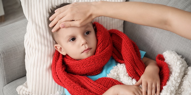 Junge mit Fieber und Atemwegsinfektion