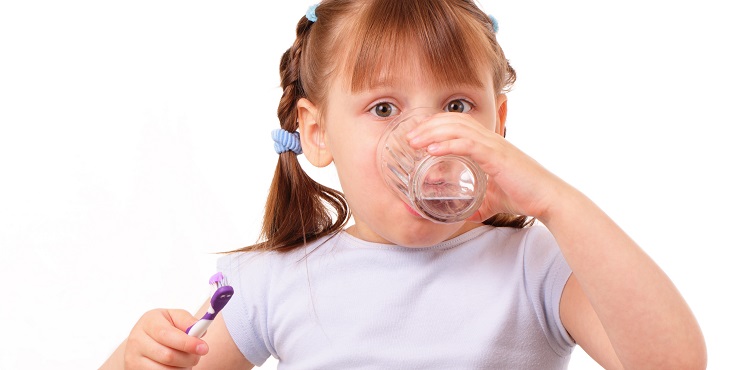 Mädchen beim Zähneputzen