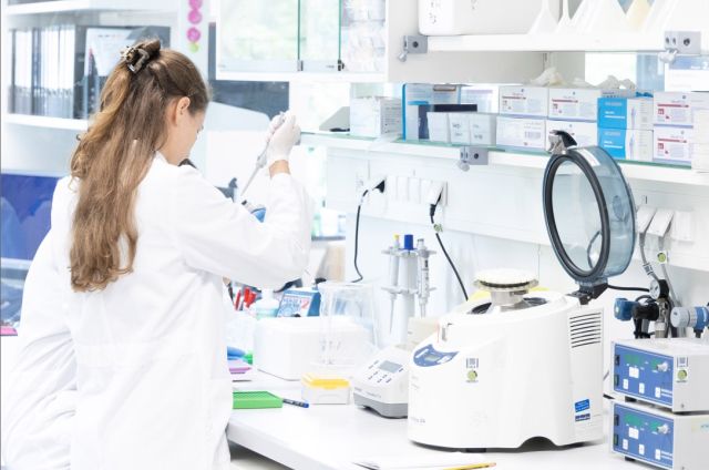 Forschende Frau im Labor