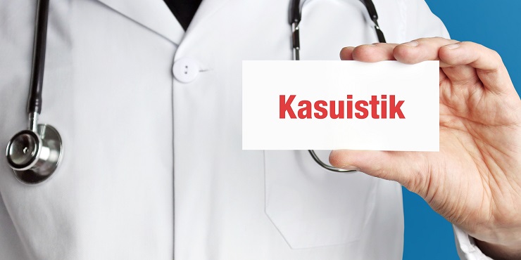 Arzt hält Karte mit Schriftzug "Kasuistik"