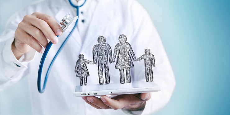 Arzt hält Stethoskop und Tablett, dazwischen steht eine gezeichnete Familie