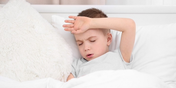 Junge hat Kopfschmerzen