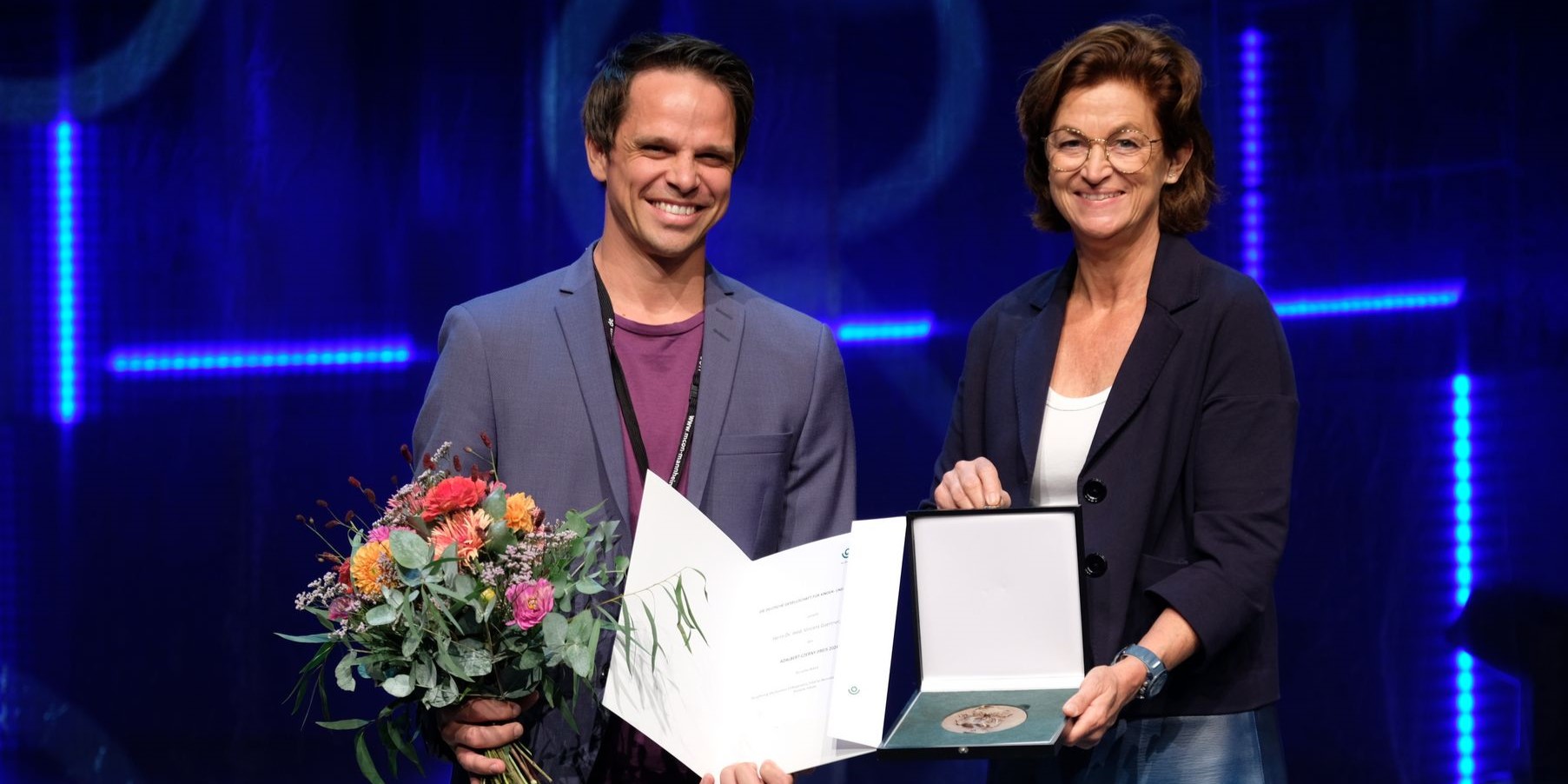 Adalbert-Czerny-Preis für Dr. Vincent Gaertner, verliehen von Prof. Dr. Ursula Felderhoff-Müser, Präsidentin der DGKJ