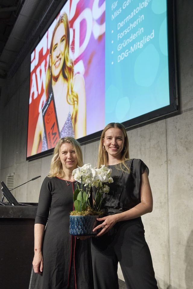Prof. Julia Welzel (DDG-Tagungspräsidentin) und Valentina Busik, angehende Dermatologin und Miss Germany 2025; ©DDG_Mike Auerbach