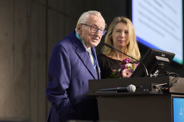 Prof. Kurt Saalfeld (100-Jähriger und DDG-Mitglied) und Prof. Julia Welzel (DDG-Tagungspräsidentin) bei der Eröffnung der DDG-Tagung am 30.04.2025
(Anm.: Prof. Dr. med. Dr. rer. nat. Kurt Saalfeld, Bad Oeynhausen, geboren am 18.04.1925); ©DDG_Mike Auerbach