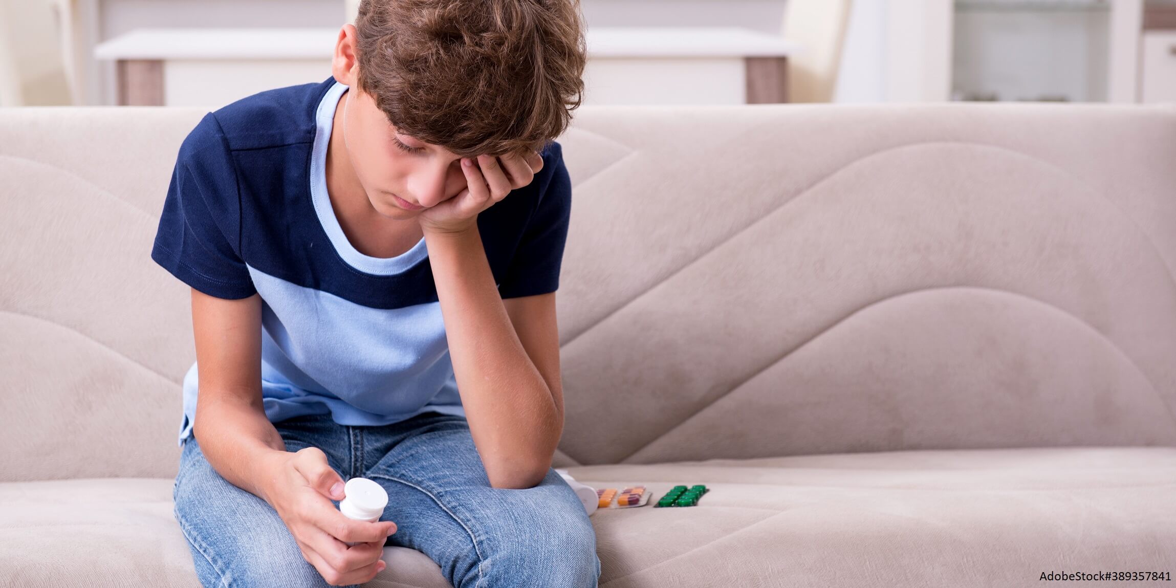 Teenager mit Pillendose in der Hand
