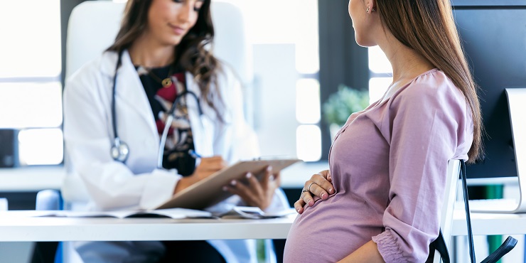 Schwangere Frau bei ihrer Ärztin