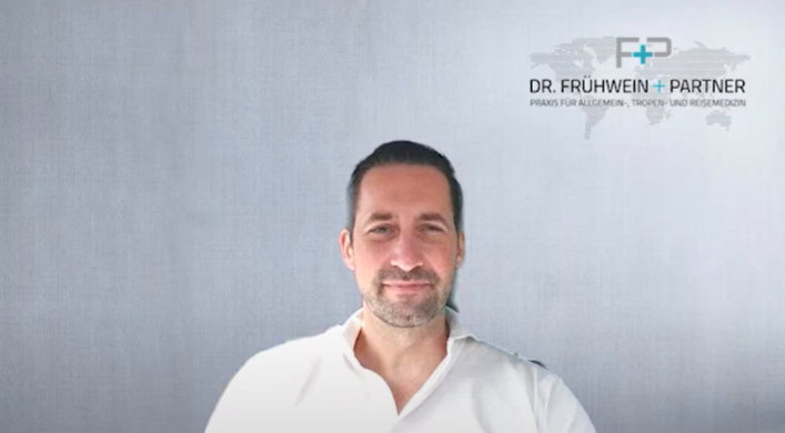 Porträt von Dr. Markus Frühwein, Experte für Allgemein-, Tropen- und Reisemedizin, im Gespräch über aktuelle Impfempfehlungen und medizinische Innovationen.