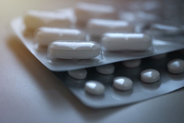 Blisterpackung mit Tabletten, symbolisch für Acetylsalicylsäure (ASS) und deren krebspräventive Wirkung durch Cyclooxygenase-Hemmung.