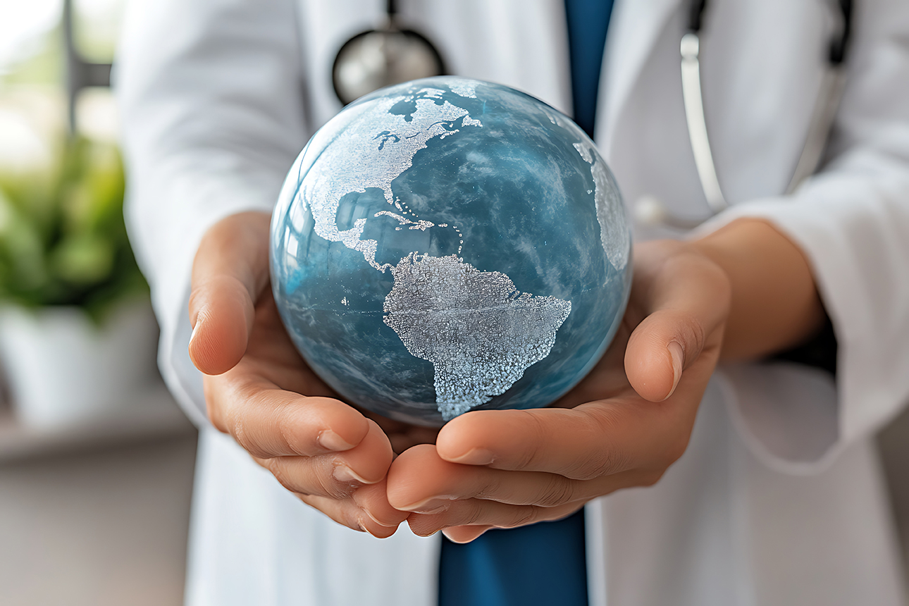 Ein Arzt hält eine Weltkugel in den Händen, symbolisch für globale Gesundheit.