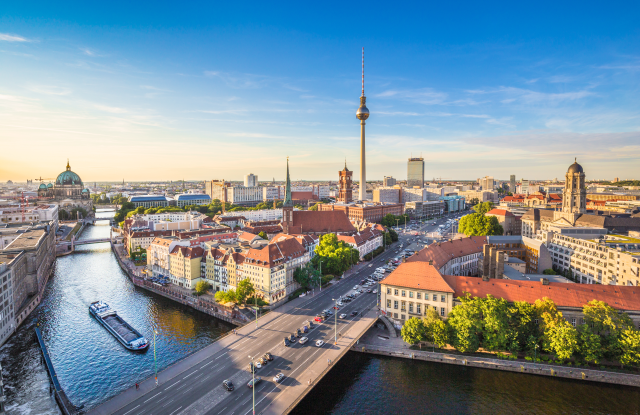 Panoramaaufnahme von Berlin mit Blick auf den Fernsehturm, passend zur 53. Tagung der Deutschen Dermatologischen Gesellschaft (DDG) 2025.