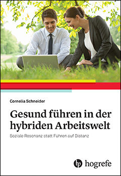 Buchcover "Gesund führen in der hybriden Arbeitswelt" von Cornelia Schneider mit einem Outdoor-Büroszenario.