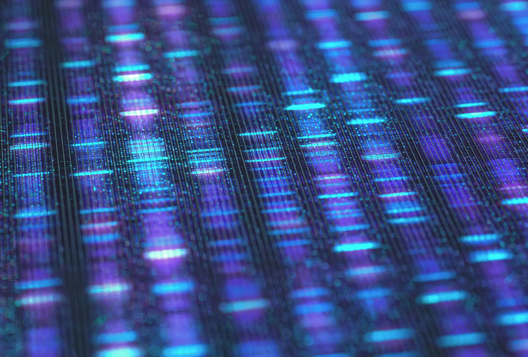 Nahaufnahme einer DNA-Sequenz mit blau-lila fluoreszierenden Streifen.