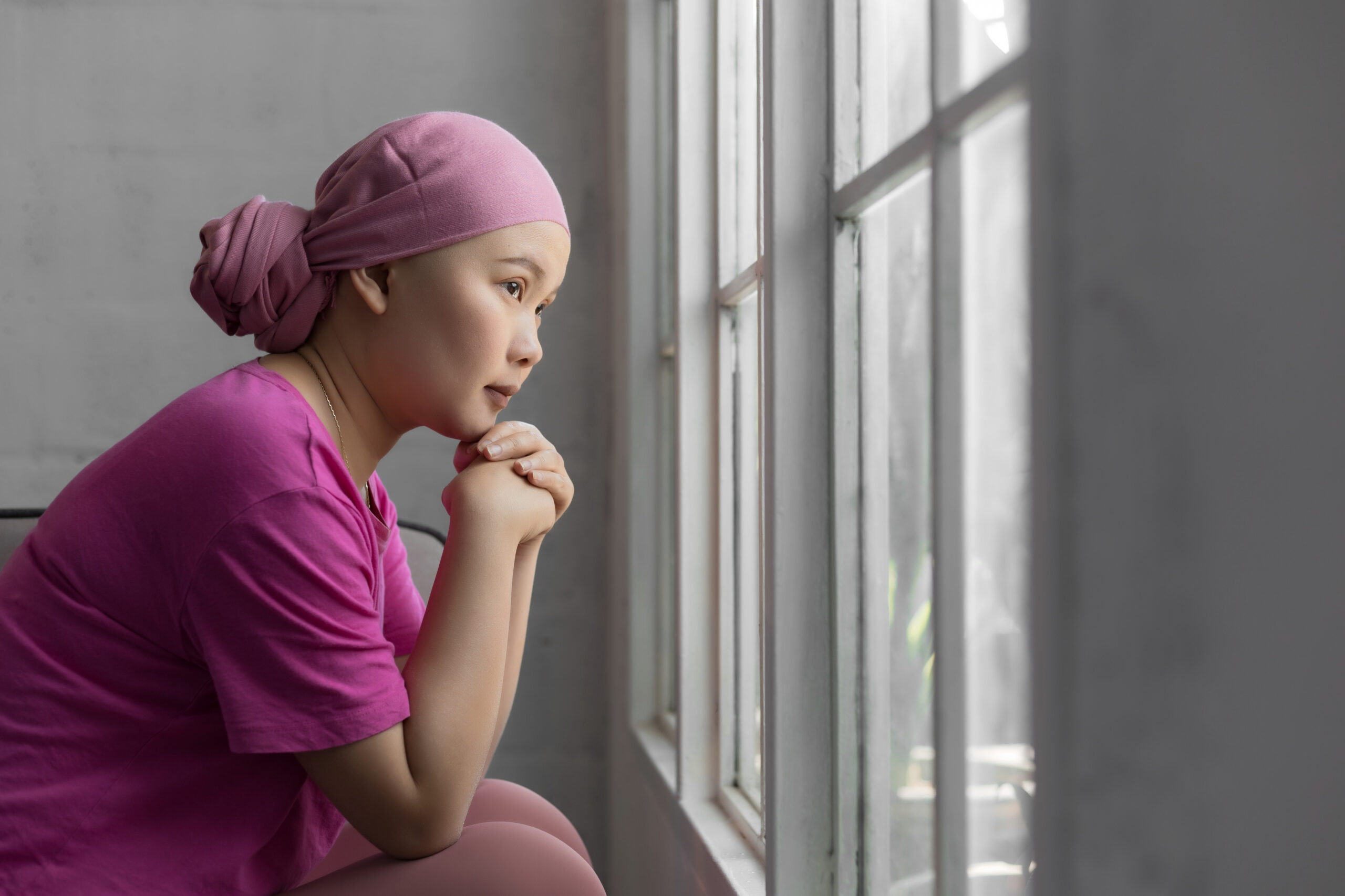 Frau in nachdenklicher Haltung, symbolisch für die Erschöpfung durch das Fatigue-Syndrom nach Chemotherapie.