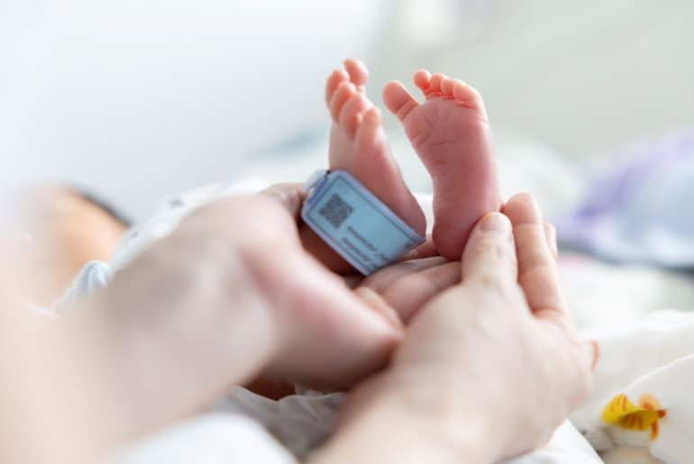 Winziger Fuß eines Frühgeborenen symbolisiert die Bedeutung der Frühgeburtsprävention in der Neonatologie.