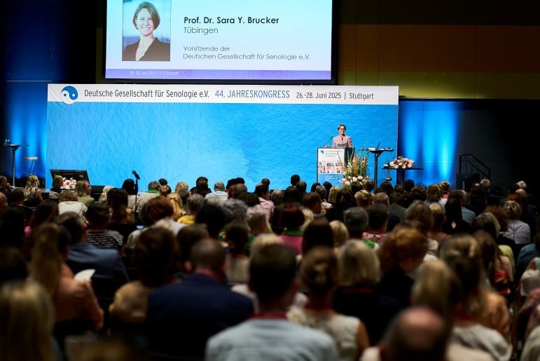 Eröffnung des 44. Jahreskongresses der Deutschen Gesellschaft für Senologie in Stuttgart mit vollem Auditorium.
