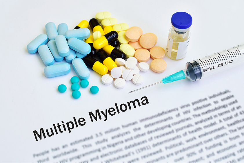 Verschiedene Medikamente und eine Spritze zur Behandlung von Multiple Myeloma auf einem Dokument mit dem Titel Multiple Myeloma.