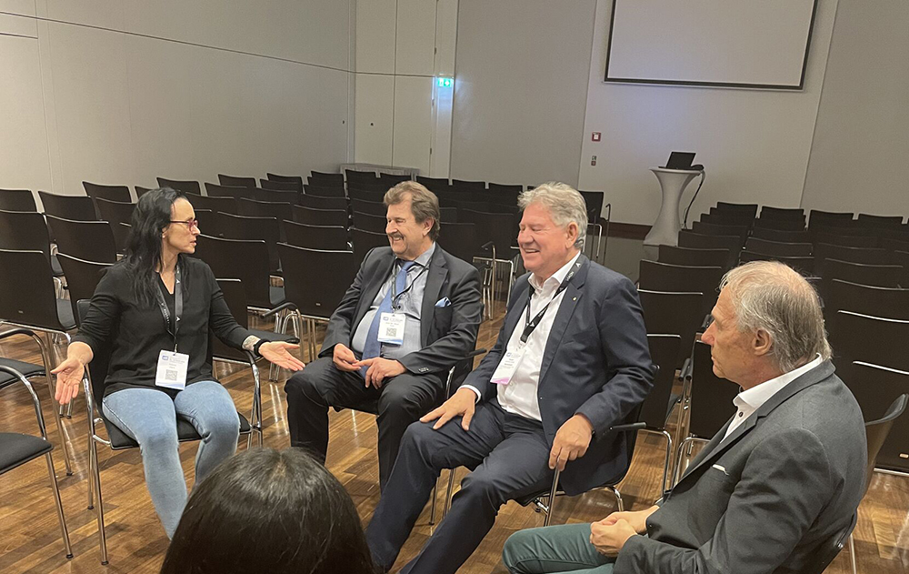 Teilnehmer eines Netzwerktreffens sitzen in einem Stuhlkreis und diskutieren.