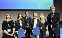 Gruppe von Teilnehmern bei einer Preisverleihung mit Urkunden in der Hand