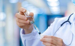 Arzt füllt eine Spritze