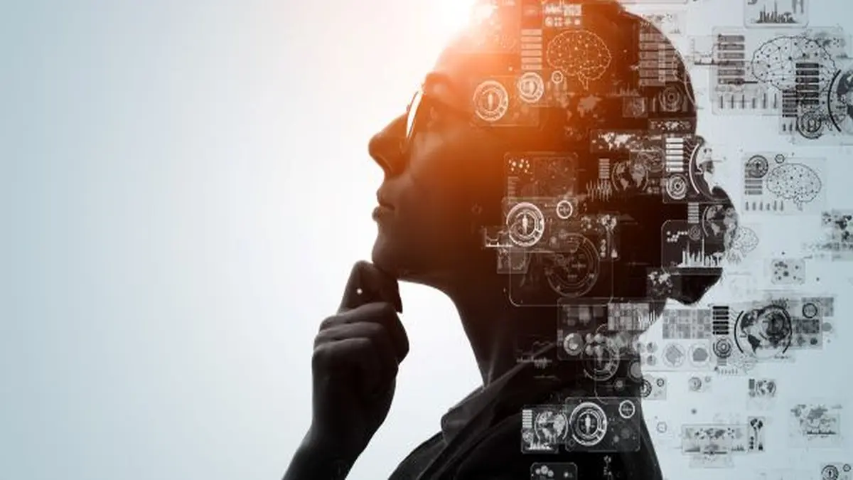 Silhouette einer Frau mit technologischen Symbolen, die KI und Digitalisierung symbolisieren.