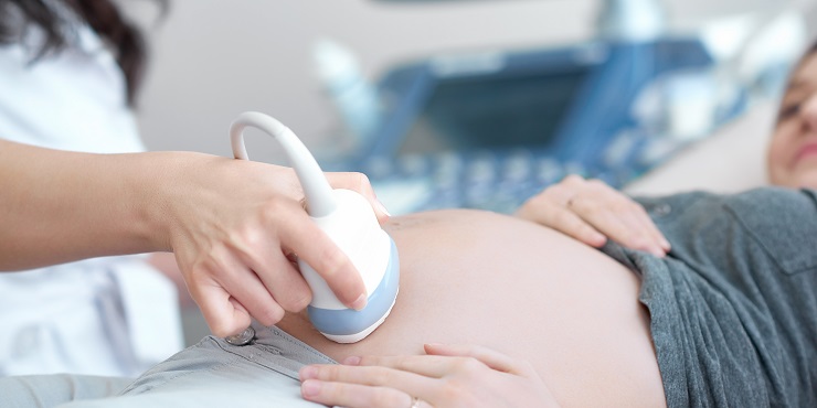 Schwangere Frau bei der Ultraschalluntersuchung