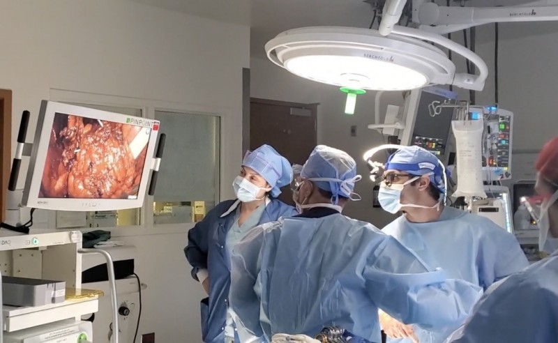 Das chirurgische Team der Keck Medicine of USC bewertet die Integrität einer Blase während der Forschungs- und Entwicklungsphase der Blasentransplantation. (© USC Urology)