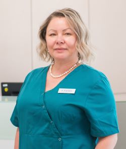 Dr. Evgenija Franzen, Fachärztin für Haut- und Geschlechtskrankheiten, in ihrer Praxis in Göppingen.
©Philipp_M._Sedlacek_2025