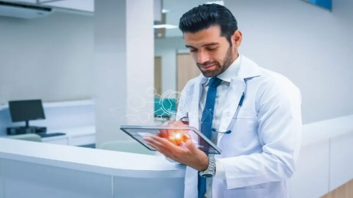 Ein Arzt in einer modernen Praxis arbeitet mit einem Tablet und nutzt digitale Technologien für die Patientenversorgung.