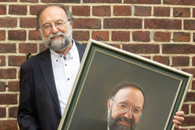 Ein Mann mit großer Expertise und mit Humor: Prof. Eberhard Nieschlag, hier mit seinem in der CeRA-Bibliothek hängenden Porträt (Foto: Uni MS/P. Leßmann)