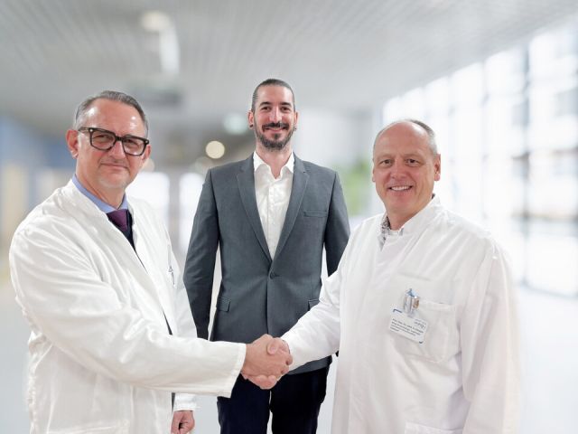 Am ersten Arbeitstag im neuen Haus wurde Chefarzt Dr. Göll (links) von Priv.-Doz. Dr. med. Axel Kloppe (rechts), dem Ärztlichen Direktor des MHG, und Krankenhausdirektor Manuel Bäuerle (Mitte) herzlich begrüßt (© Marienhospital Gelsenkirchen)