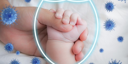 Erwachsene Hand hält Hand eines Neugeborenen umgeben von einem durchsichtigen Schild und Viren