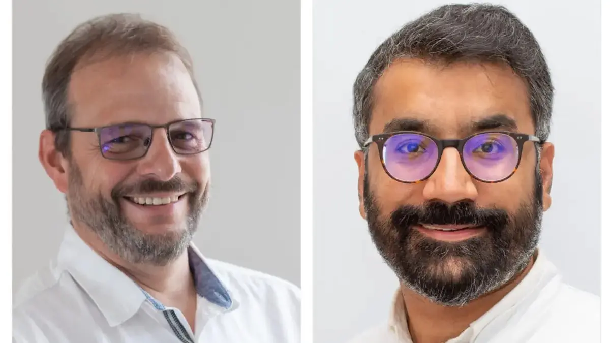 Dr. Jörg Teßmar (links) und Dr. Malik Salman Haider entwickeln mithilfe neuer chemischer und materialtechnischer Verfahren einen verbesserten Glaskörperersatz aus intelligentem Biohybrid-Hydrogel. © UKW
